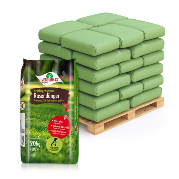 Palette mit Rasendünger und einem einzelnen Sack Rasendünger