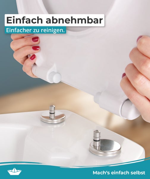 Hände halten einen abnehmbaren WC Sitz über der Toilette zur einfachen Reinigung