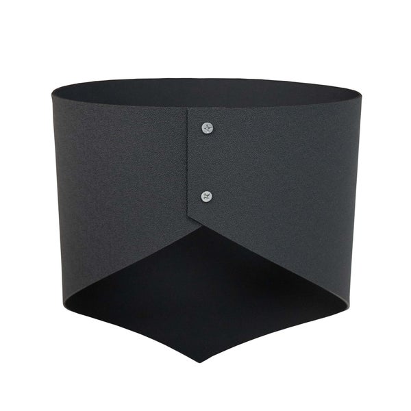 Moderne Wandleuchte aus Metall in Schwarz mit zwei sichtbaren Schrauben auf der Vorderseite.
