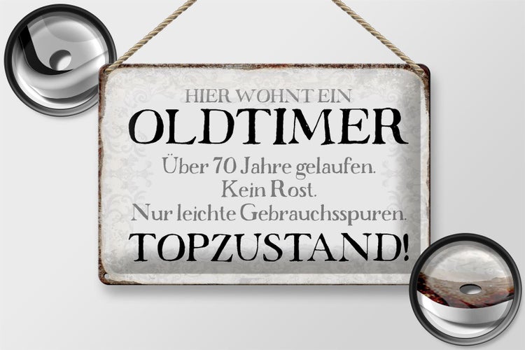 Blechschild Spruch 30x20cm hier wohnt Oldtimer über 70