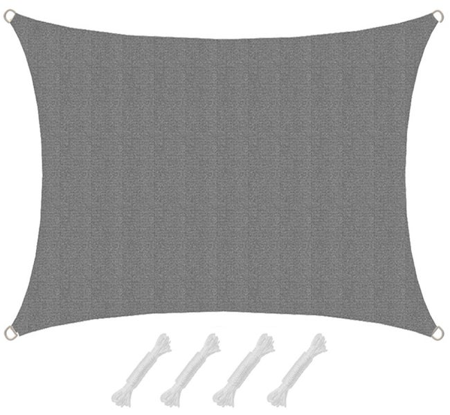 Rechteckiges Sonnensegel mit Metall-D-Ringen an den Ecken und vier Befestigungsseilen.