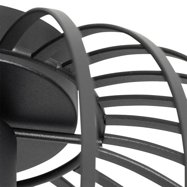 Detailansicht einer Windlichtlaterne aus Metall mit dekorativem Gitter