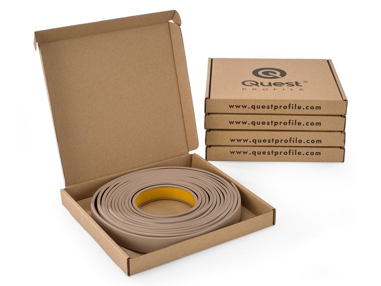 Quest Profile Kantenschutzprofil in Kartonverpackung neben drei weiteren geschlossenen Kartons