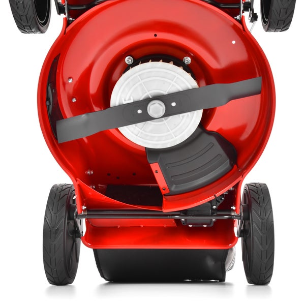 Unterseite eines Rasenmähers mit Messer