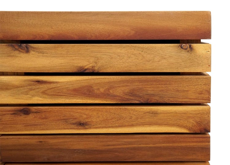 Nahaufnahme von waagerechten Holzlamellen mit Maserung und Astlöchern.