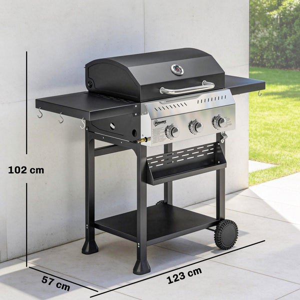 Schwarzer Outsunny Gasgrill auf Terrasse, 102 Zentimeter hoch, 123 Zentimeter breit, 57 Zentimeter tief, mit Deckel, Thermometer und Seitenablage.