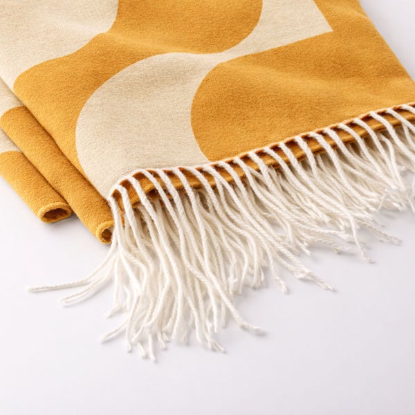 Gelb gemusterte Wohndecke mit Fransen