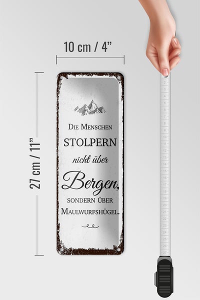 Blechschild Spruch Menschen stolpern nicht über Bergen 10x27cm