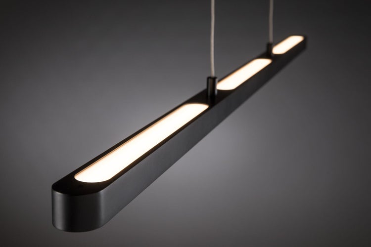 Moderne, längliche LED-Pendelleuchte in Schwarz mit indirekter Beleuchtung nach oben.