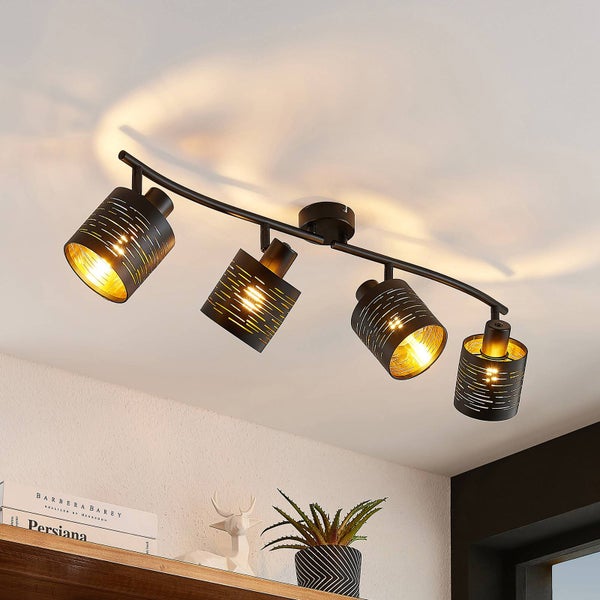 Vierflammiger Deckenstrahler aus schwarzem Metall mit goldfarbenen Innenseiten und dekorativem Lochmuster an den zylindrischen Schirmen.