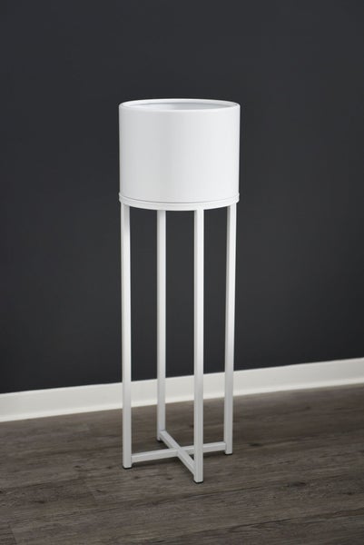 Weißer Blumentopf auf hohem Metallgestell, zylindrische Form, für Zimmerpflanzen.