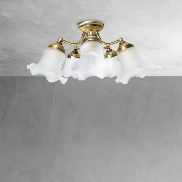Deckenleuchte mit fünf Lampen und floralen Glasschirmen