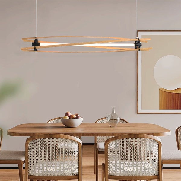 Esszimmer mit Holztisch, Stühlen und Holzlampe
