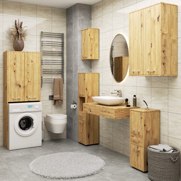 Modernes Badezimmer mit Waschmaschine, Toilette, Waschbecken, Spiegel, Heizkörper und Holzschränken