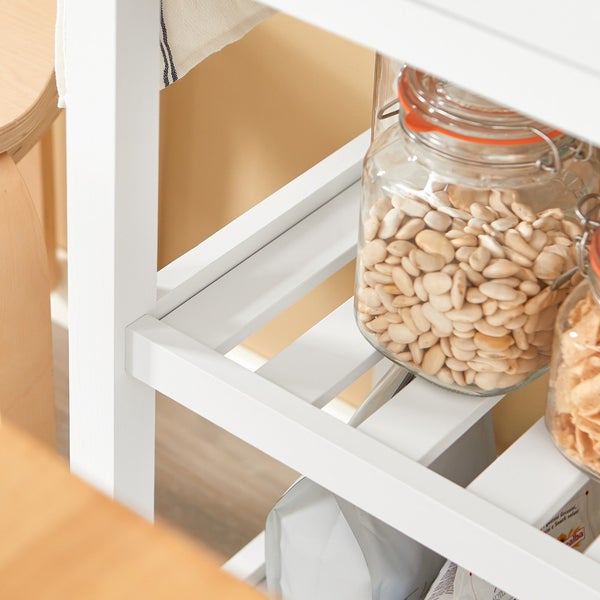 Detailansicht eines weißen Küchenregals mit Lebensmitteln in Glasbehältern