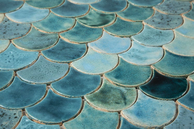 Detailaufnahme von Mosaikfliesen in Fischschuppenform