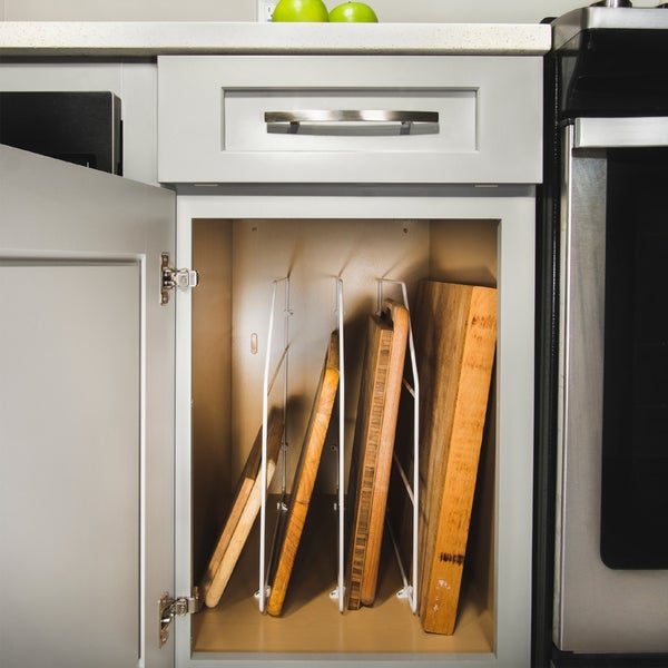 Organizer für Schneidebretter aus weißem Draht, vertikale Aufbewahrung von Holzschneidebrettern in einem Küchenschrank.