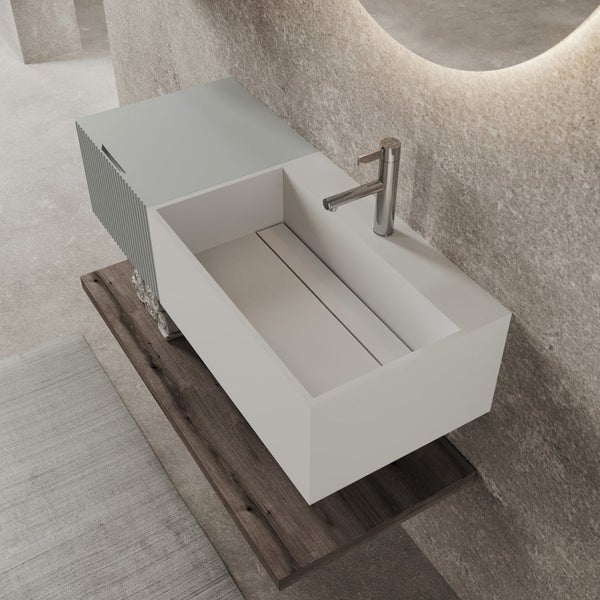 Waschtischkombination mit Aufsatzwaschbecken und Armatur auf Holzplatte