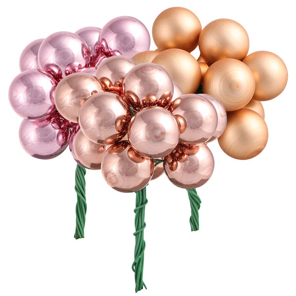 Dekorative Weihnachtskugeln in verschiedenen Farbtönen mit grünen Stielen