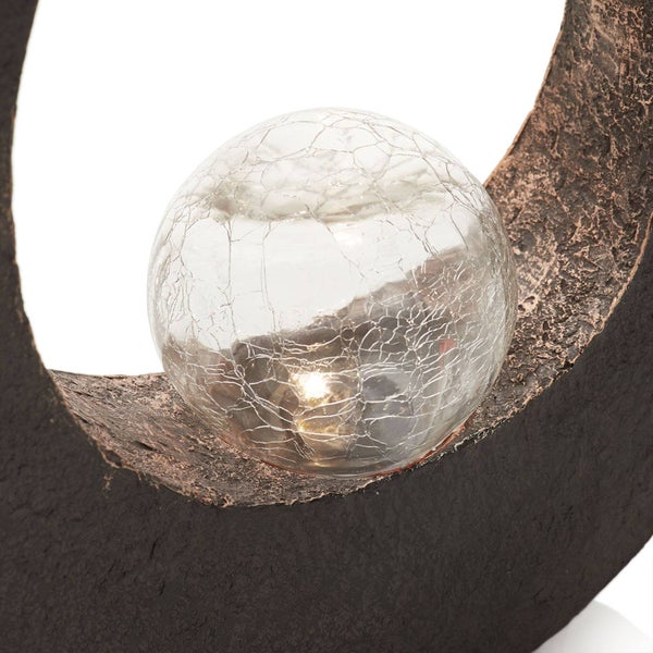 Dekorative Gartenleuchte mit einer Glaskugel in Bruchglasoptik und Lichtquelle in einer strukturierten, kreisförmigen Halterung.