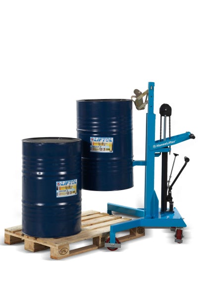 Fasslifter mit zwei blauen Fässern auf einer Palette
