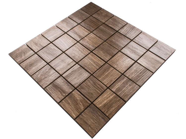 Quadratische braune Mosaikfliese aus Feinsteinzeug in Holzoptik.