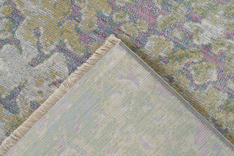 Nahaufnahme eines gewebten Teppichs mit Vintage-Muster, Fransenrand und Teppichrücken.