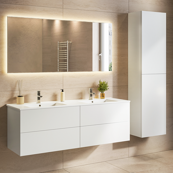 Modernes Badezimmer mit Doppelwaschtisch, Unterschrank, großem beleuchteten Spiegel und hohem Wandschrank vor hellen Fliesen.
