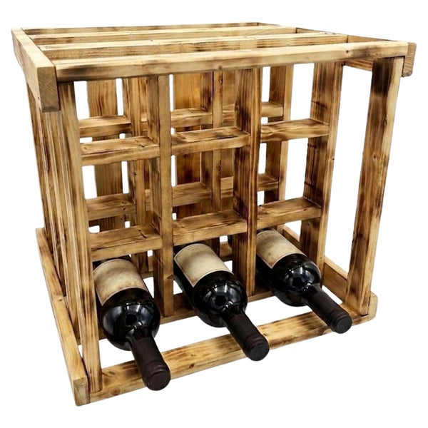 Weinflaschenregal aus geflammtem Holz mit Platz für mehrere Weinflaschen in einem rustikalen Design.