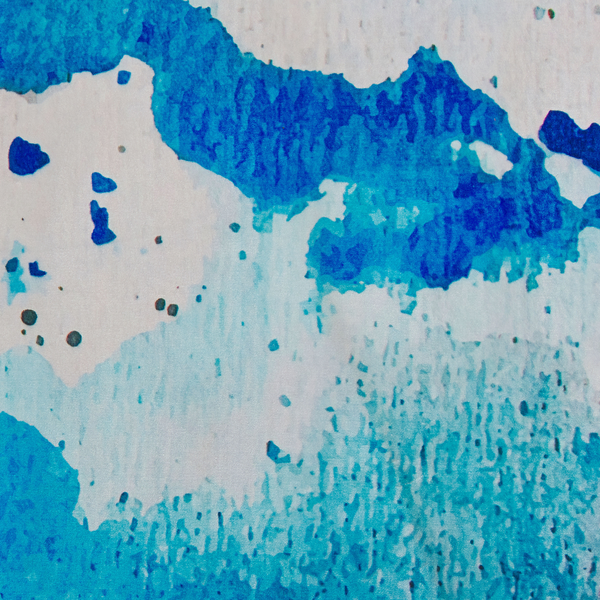 Tapete mit abstraktem Aquarellmuster in verschiedenen Blautönen und Weiß.