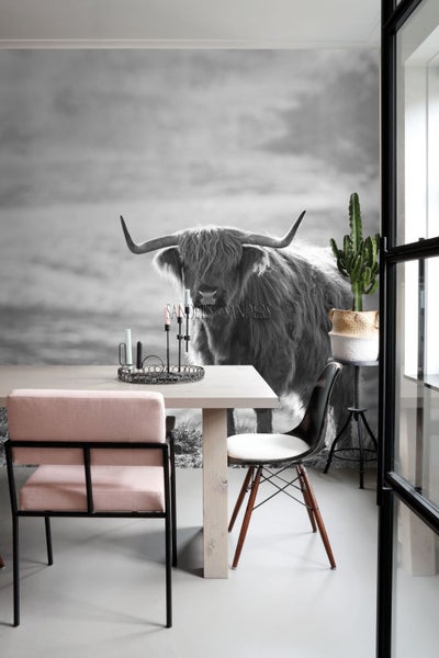 Esszimmer mit Fototapete eines Hochlandrindes