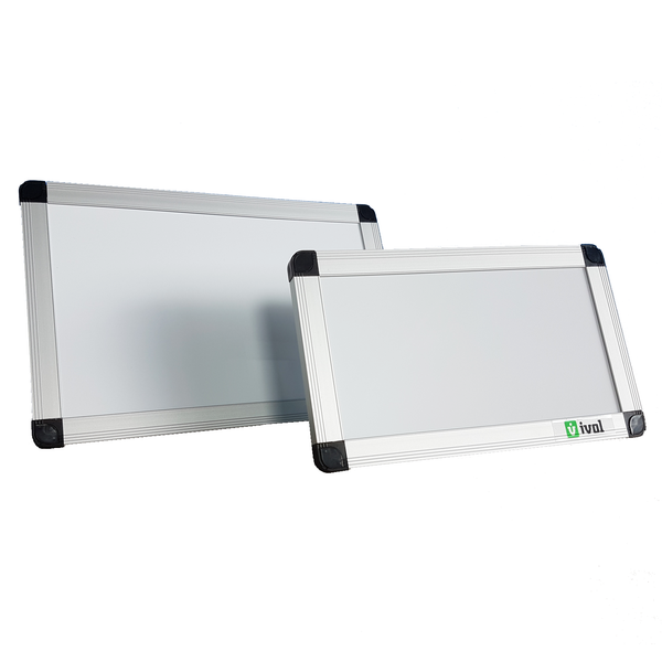 Zwei Whiteboards in verschiedenen Größen mit Aluminiumrahmen und schwarzen Schutzecken. IVOL Logo.