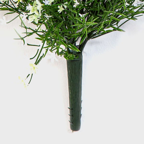 Künstlicher Pflanzenbusch mit kleinen weißen Blüten und strukturiertem grünen Kunststoffstiel.