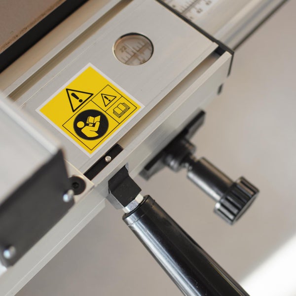 Detailansicht einer Vorrichtung mit Warnhinweis zur Beachtung der Bedienungsanleitung.