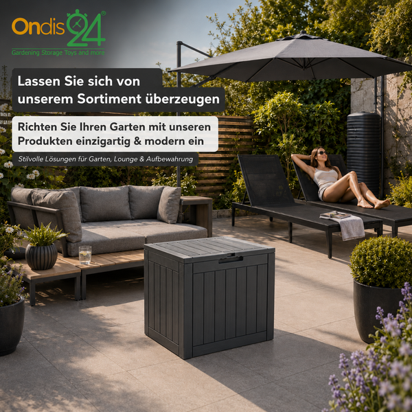 Ondis24 Logo. Moderne Terrasse mit grauer Lounge-Gruppe, Kunststoff-Aufbewahrungsbox, Sonnenliegen und großem Sonnenschirm zwischen Pflanzen.