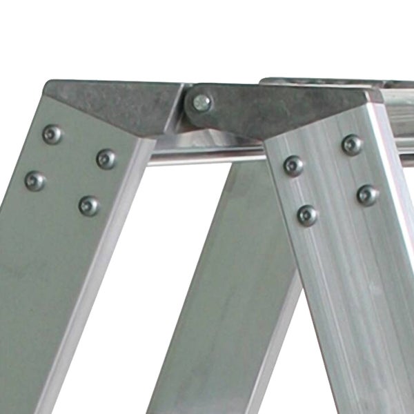 Detailansicht einer Aluminiumleiter mit Nietverbindungen