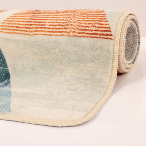 Teilweise aufgerollter Teppich mit abstraktem Muster, orangefarbenen Streifen und weicher Oberfläche mit gekettelter Kante.