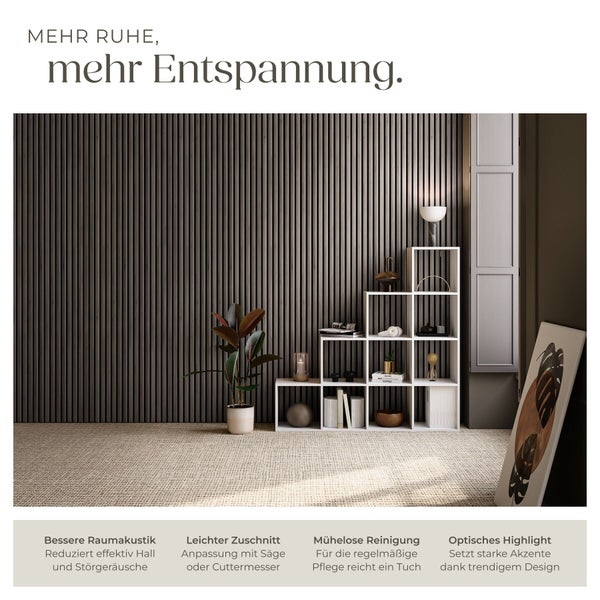 Wandgestaltung mit vertikalen Holzlamellen in einem modern eingerichteten Raum mit Stufenregal und Zimmerpflanze.