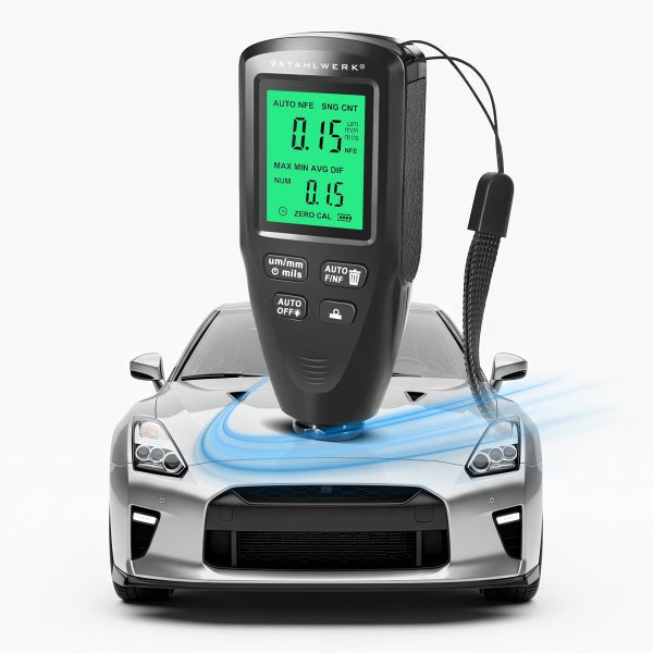 STAHLWERK Schichtdickenmessgerät misst Lackschicht auf einem Auto