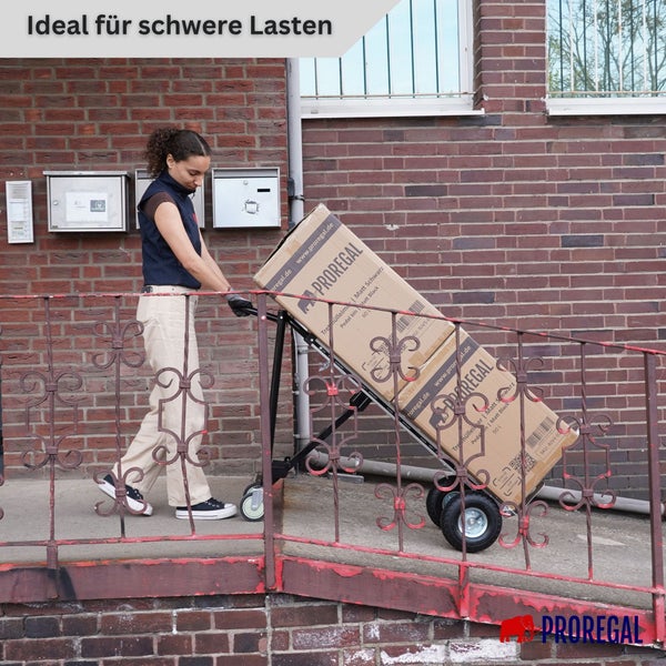 Frau transportiert zwei Kartons mit einer schwarzen Sackkarre auf einer Rampe. Ideal für schwere Lasten. PROREGAL Logo.