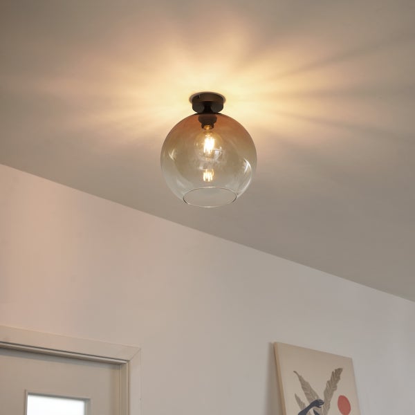 Deckenleuchte mit kugelförmigem Glasschirm