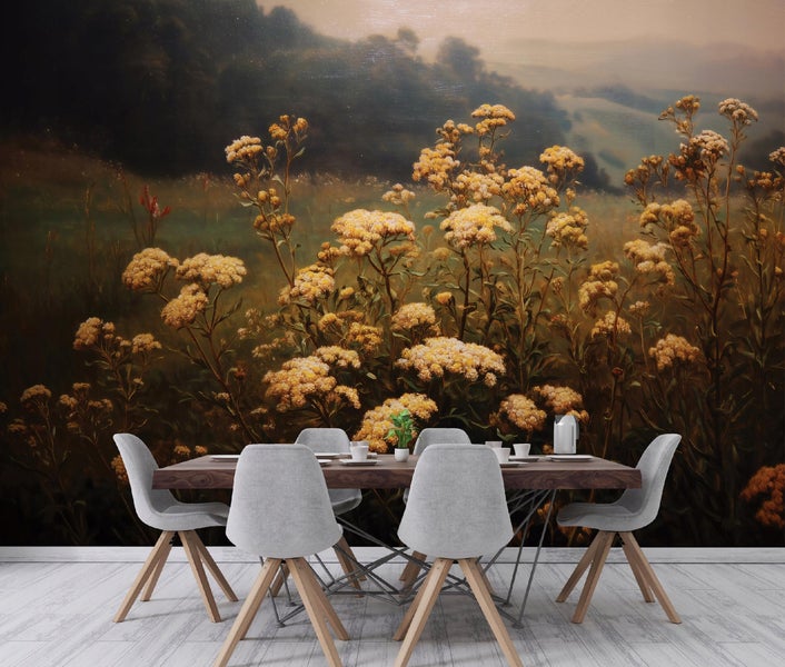 Esstisch mit Stühlen vor einer Wandtapete mit Blumenmotiv