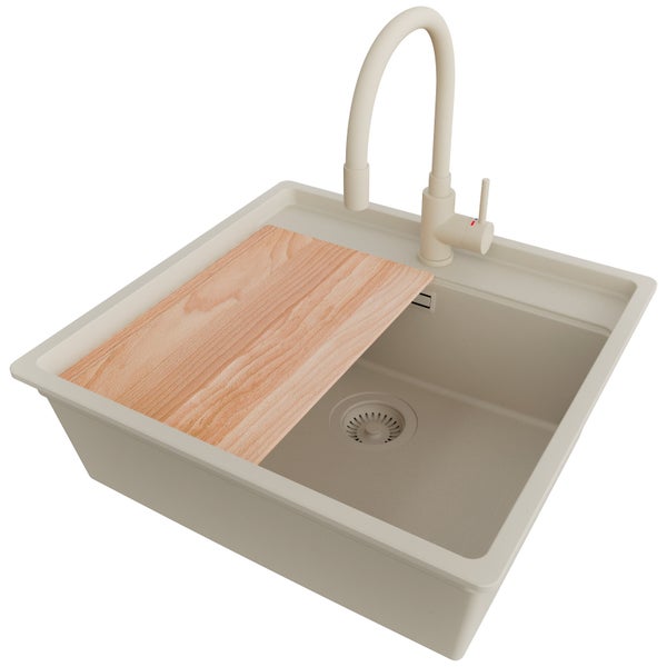 Spüle mit Schneidebrett und Wasserhahn