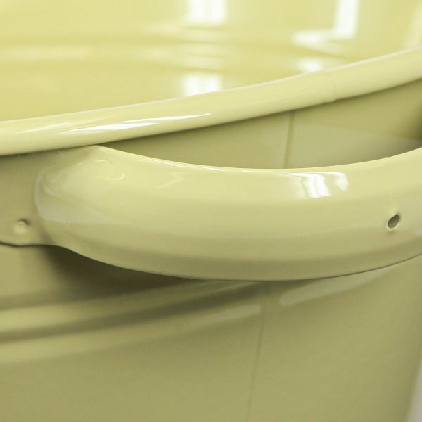 Detailaufnahme eines Metallkübels mit Tragegriff