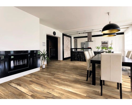 Wohnraum mit Holzboden, Esstisch und Küchenbereich