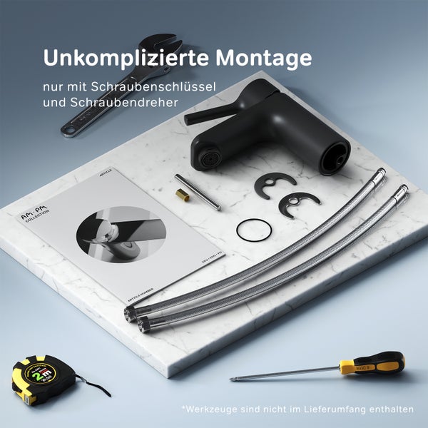 Waschtischarmatur im Set mit Befestigungsmaterial und Montageanleitung auf Marmorplatte dargestellt mit Schraubenschlüssel und Schraubendreher.