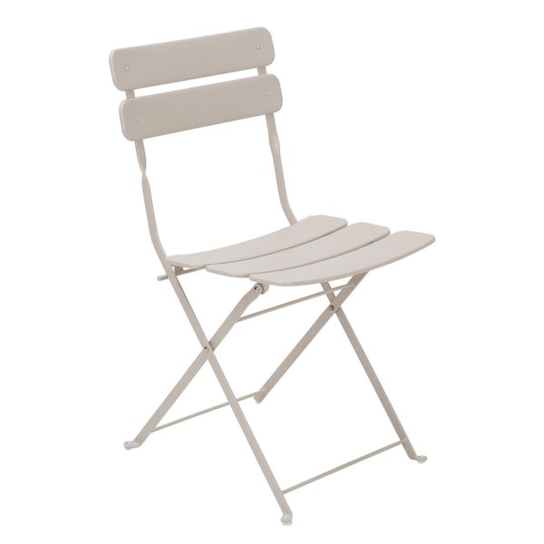 Beigefarbener Klappstuhl aus Metall mit Lattenrücken und Lattenstruktur an der Sitzfläche.