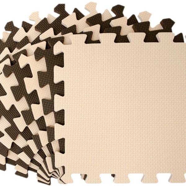 Stapel aus quadratischen Puzzlematten aus Schaumstoff mit Steckverbindung