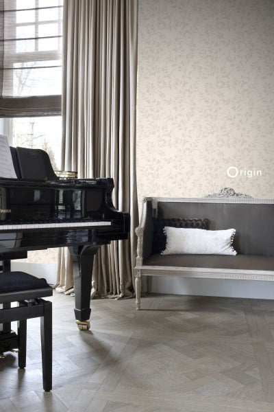 Raumansicht mit Flügel, Bank und Tapete mit Blattmuster