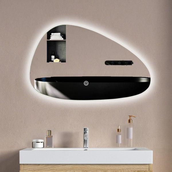 Organisch geformter Badezimmerspiegel mit integrierter LED Beleuchtung und Touch Schalter über einem Waschbecken.